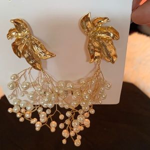 Pearl dangle earrings - pierced